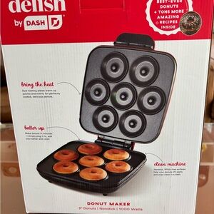 Delish by DASH Donut Maker